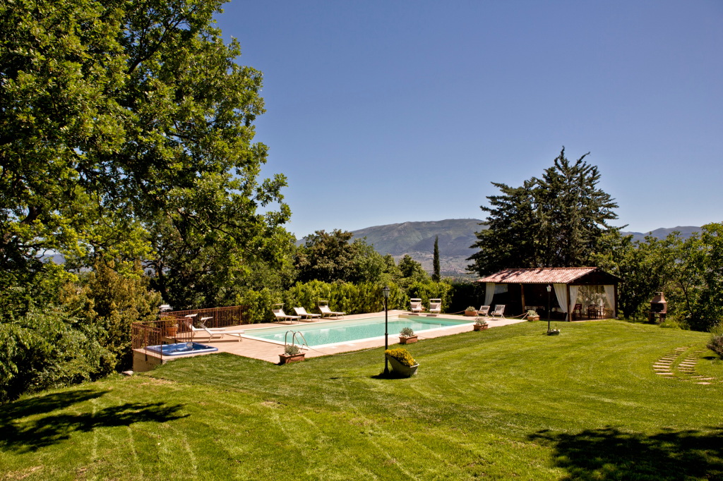 Giardino e piscina